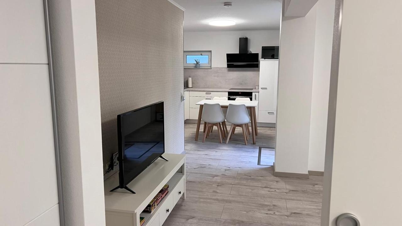 Awad'S White Apartment 鲁斯特 外观 照片