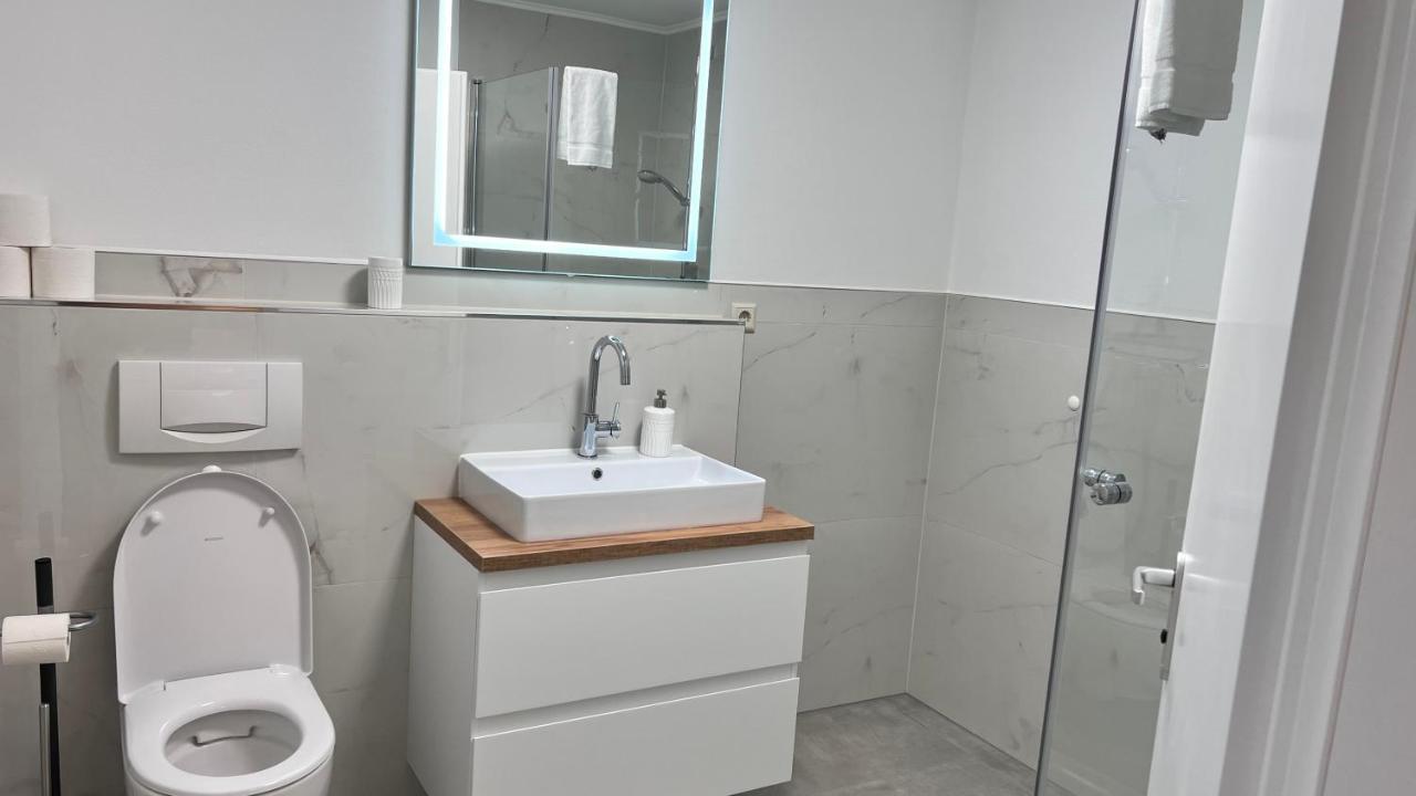 Awad'S White Apartment 鲁斯特 外观 照片